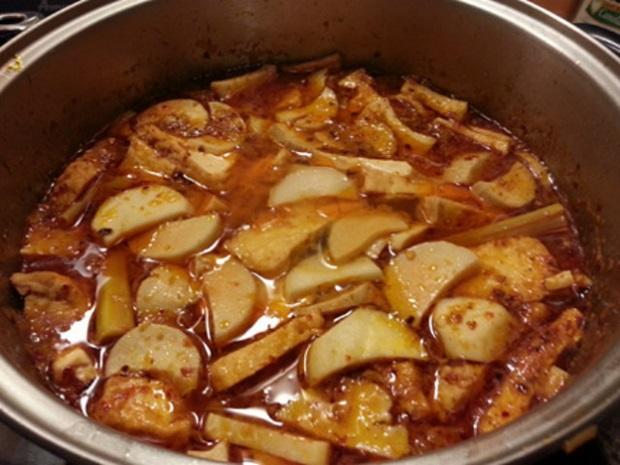 Nấu nước dùng cho bún bò Huế chay Nấu nước dùng cho bún bò Huế chay