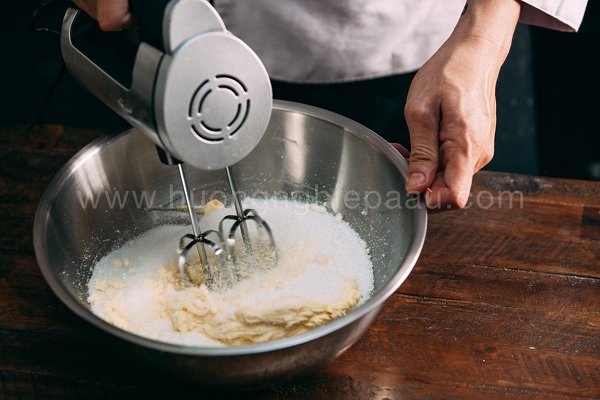 Đánh đều hỗn hợp bột