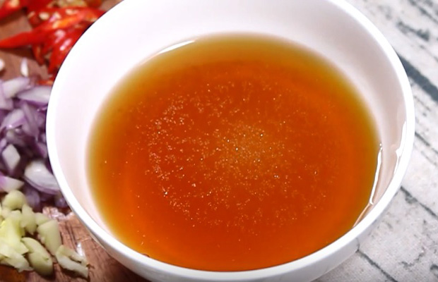 Pha nước xốt kho với nước mắm