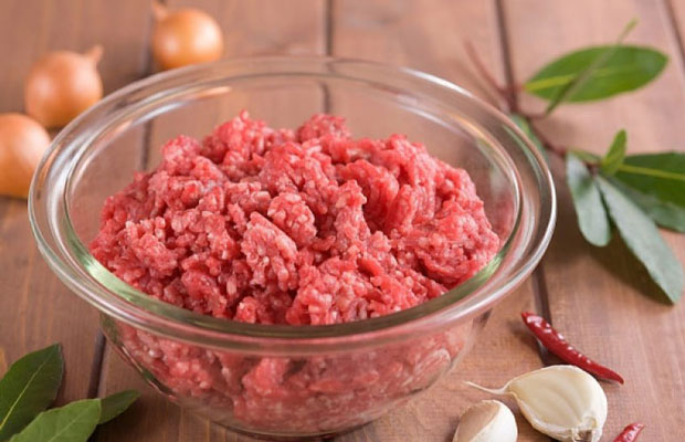 Ướp thịt xay với các nguyên liệu