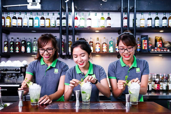 con gái học bartender