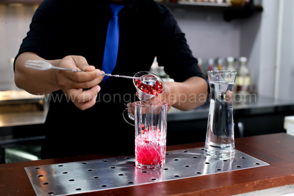 cho lựu tươi vào mocktail