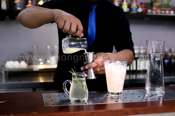dùng ly highball hoặc collin