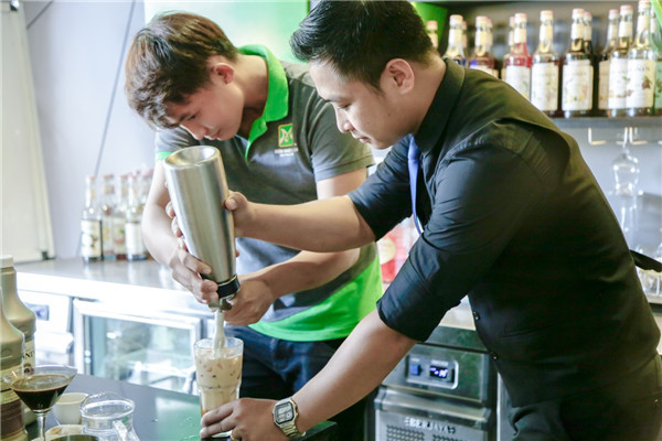 học viên làm đồ uống