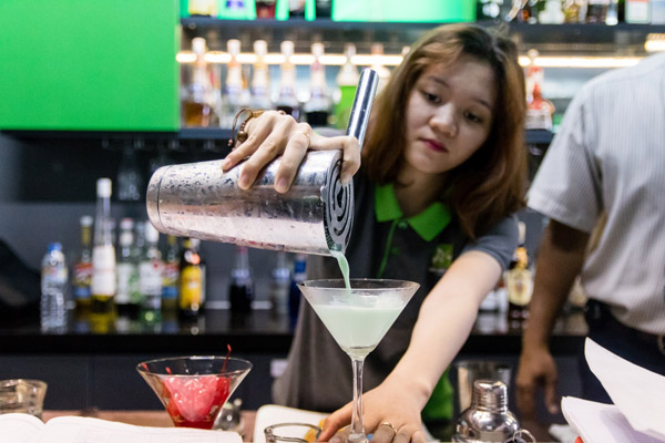 thực hành pha cocktail