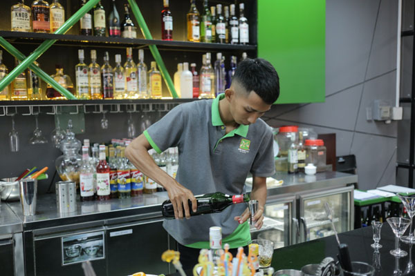 thực hành pha manhattan cocktail