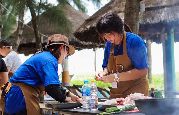 Đội Cơm tập trung chế biến