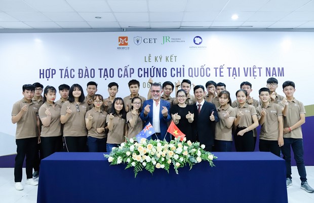 Học viên CET cùng đại diện