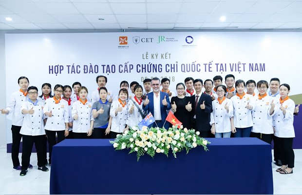 Học viên HNAAu cùng đại diện