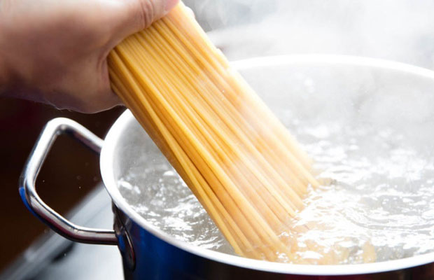 Cho mì Spaghetti vào nồi luộc mềm
