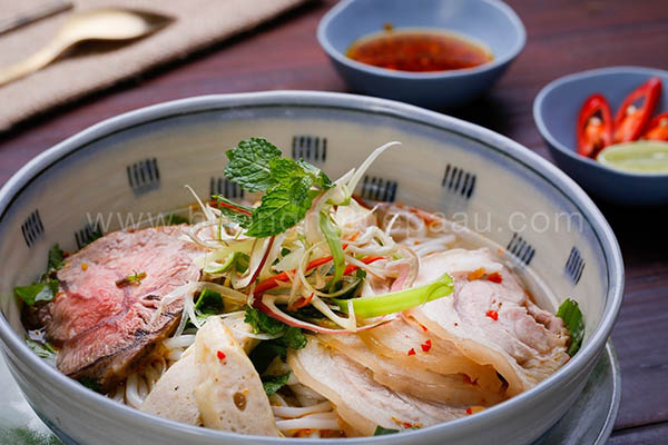 Món bún bò Huế chuẩn vị