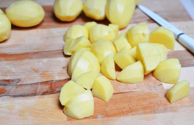 cắt khoai tây thành miếng nhỏ