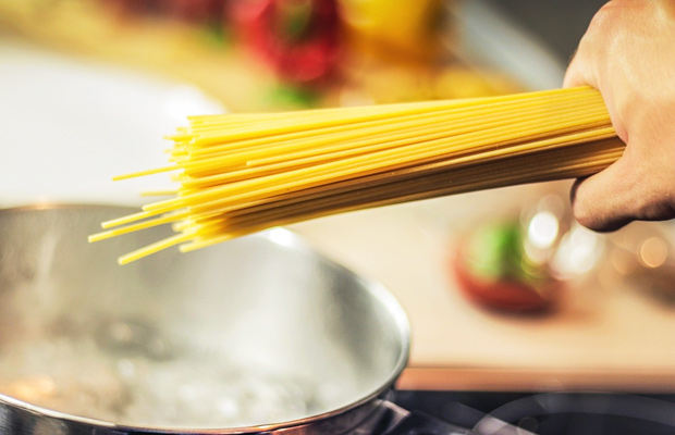 luộc mì spaghetti