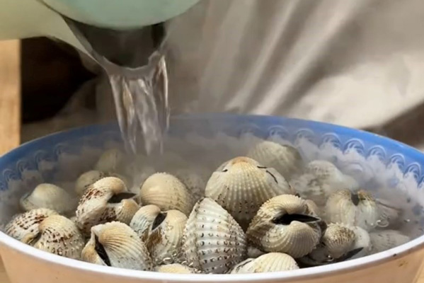Trụng sơ sò huyết.