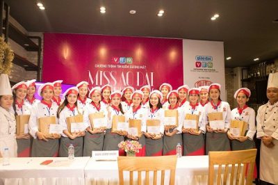 Top 20 Miss Áo Dài 2016 trải nghiệm làm bánh tại Hướng Nghiệp Á Âu