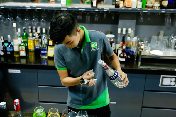 bartender tạo ra hương vị mới