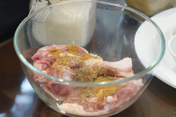 Khứa trên đùi vịt những đường nhỏ và ướp đều các gia vị.