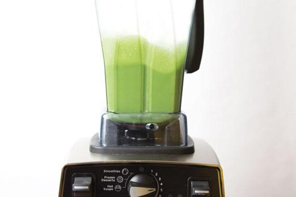 Xay nhuyễn hỗn hợp matcha