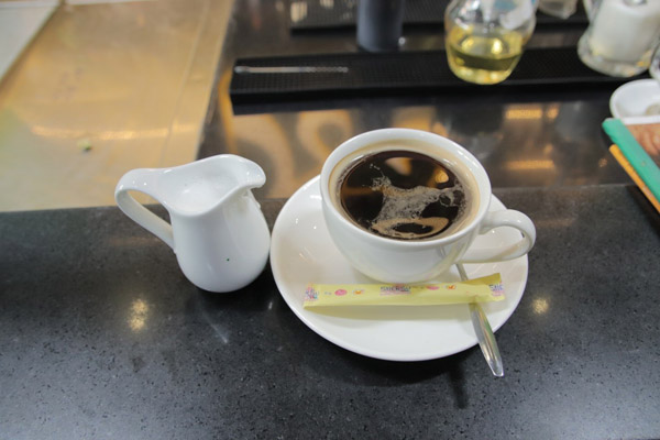 cà phê americano được pha từ espresso nóng