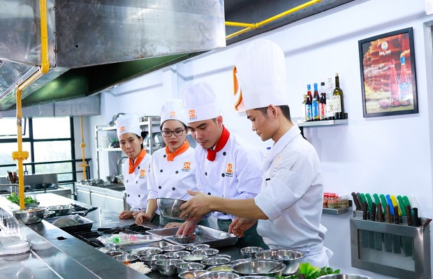 ĐẦU BẾP CHUYÊN NGHIỆP THÀNH THẠO CHẾ BIẾN THỰC PHẨM