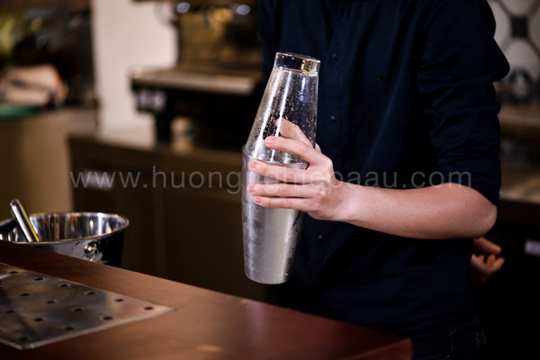 lắc nguyên liệu trong shake