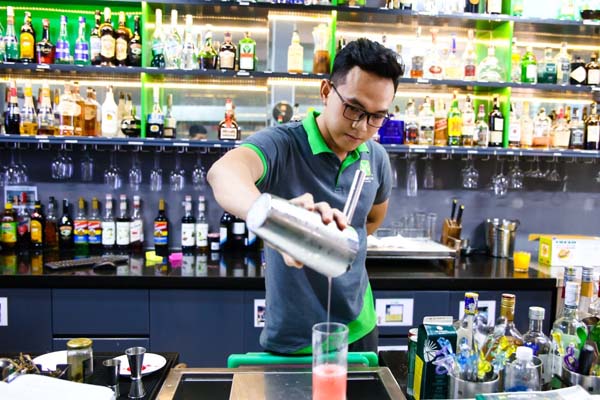 Nên Học Barista Hay Bartender?