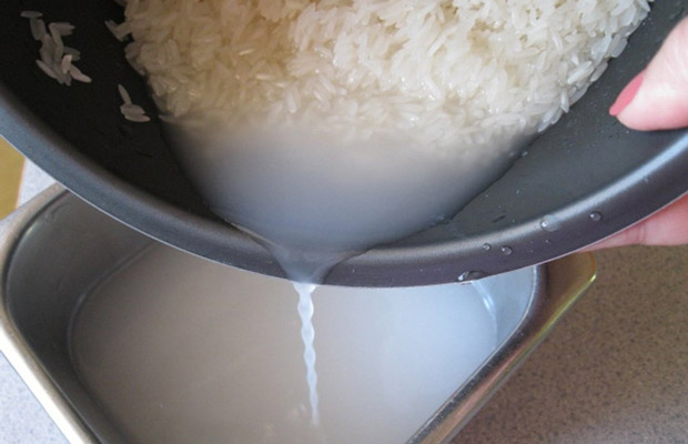 Vo sạch gạo rồi nấu bằng nước nóng