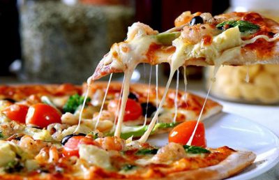 Ngày mưa mà làm bánh Pizza hải sản nóng giòn bốc khói