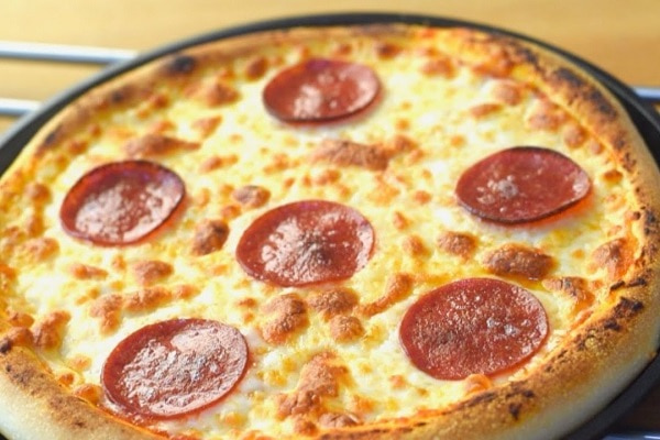 bánh pizza bởi vì chảo chống dính