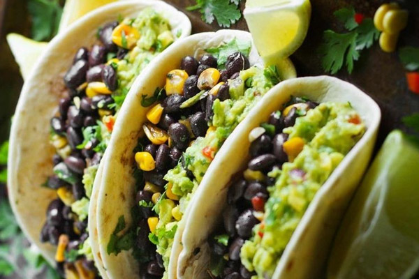Cách làm bánh Taco để ăn kèm với Guacamole
