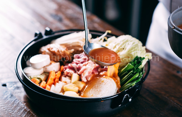 rưới nước lẩu sukiyaki vào phần rau củ