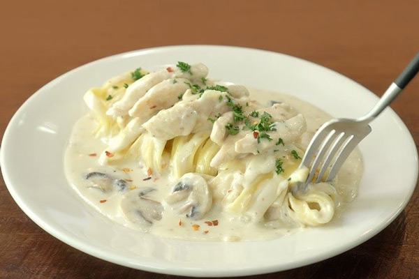 Say đắm ẩm thực Ý thì không thể bỏ qua mì Ý xốt kem