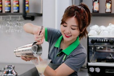 Ribi Sachi trổ tài làm Bartender