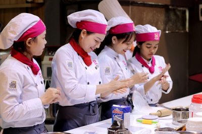Có gì trong lớp bánh Nhật cơ bản?