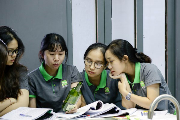 học viên đọc nhãn rượu vang