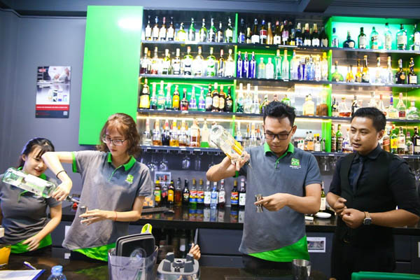 bar trưởng giám sát nhân viên