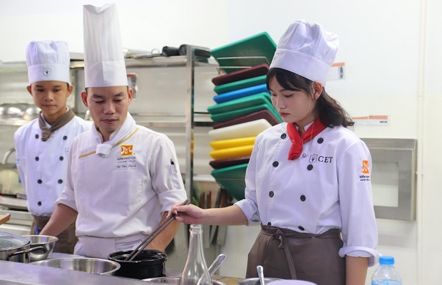 cơ hội thăng tiến nghề bếp khi học tại CET