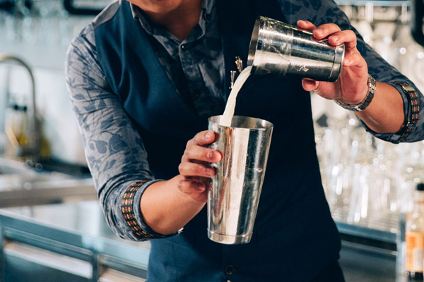 rolling làm lạnh cocktail