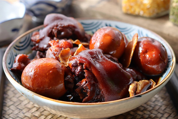 Chân giò hầm thuốc bắc có công dụng gì?
