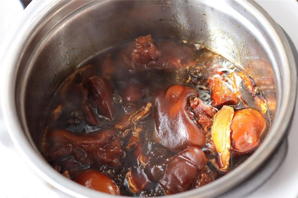 Chân giò hầm thuốc bắc là lựa chọn tuyệt vời