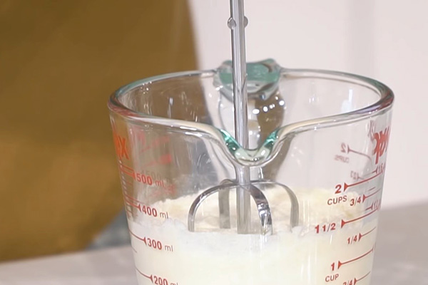 Đánh foam sữa theo một chiều