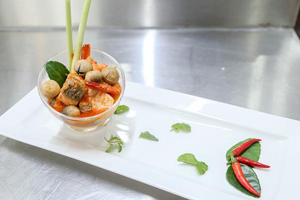 Món tomyum với nước dùng chuẩn vị Thái