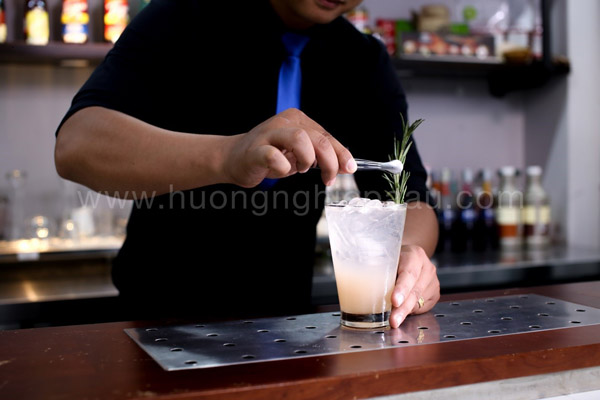 trang trí với nhành rosemary