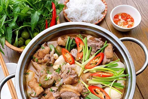 Vịt om sấu ăn cùng với bún 