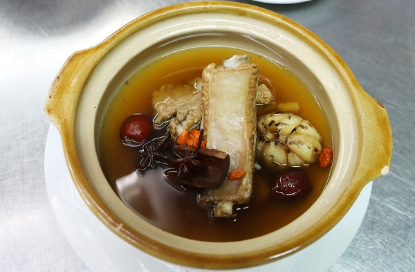 học viên được học nấu súp sườn bak kut teh nổi tiếng