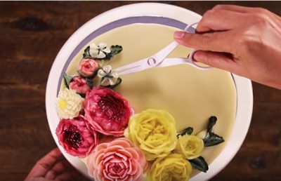Kỹ thuật bắt hoa kem bơ – hoa phụ bánh kem vừa đẹp vừa đơn giản