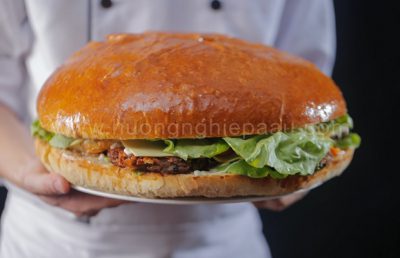 Cách làm hamburger bò, heo và trứng khổng lồ đơn giản tại nhà