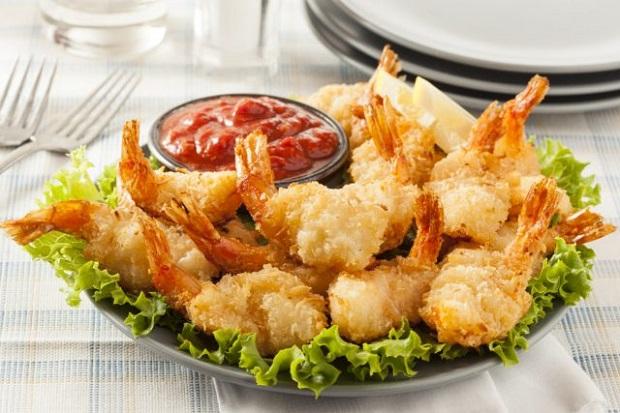 Tôm lăn lóc bột rán xù ăn với với tương cà, tương ớt cay hoặc oi mayonnaise đều ngon