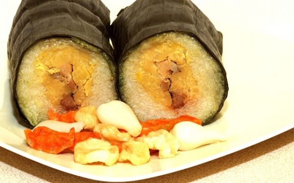 Bánh tét mang ý nghĩa hội tụ đất trời là món ăn truyền thống trong mẫm cỗ ngày Tết của miền Trung