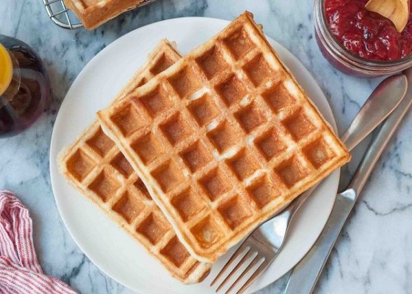 Bánh Waffle sẽ ngon hơn khi ăn nóng kèm với kem tươi hoặc kem, trái cây và syrup 